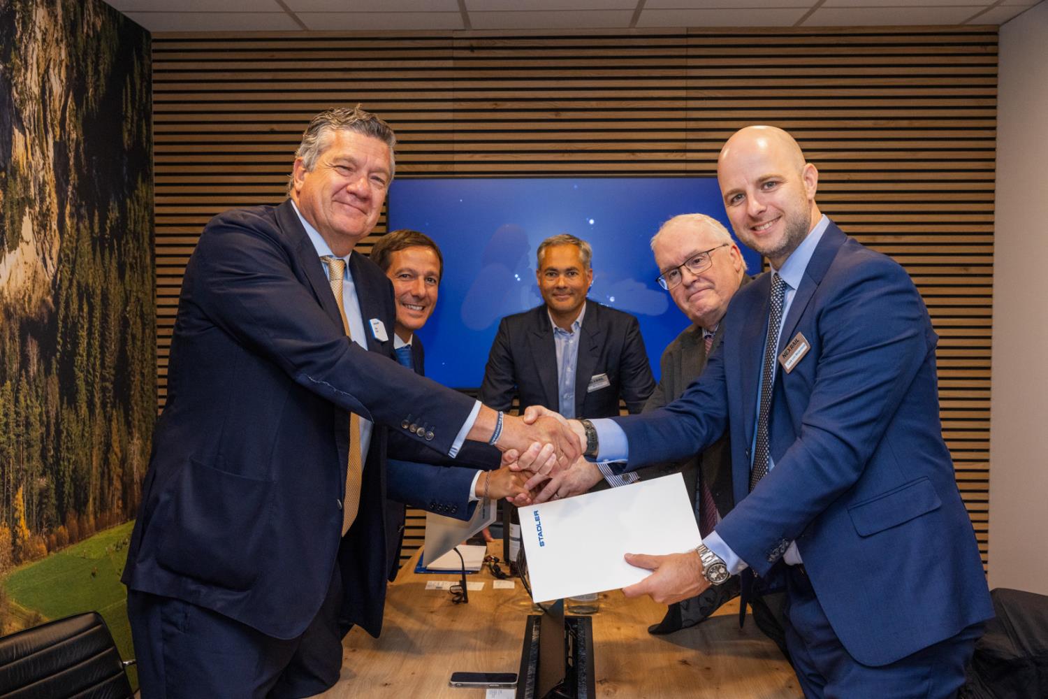 Stadler unterzeichnet Absichtserklärung Handshakes on the signing of the MOU between Stadler and NEXRAIL